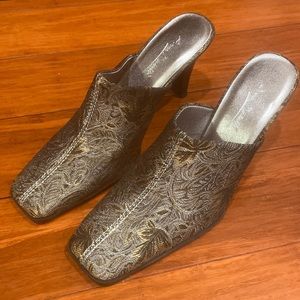 HEELS Anne Michelle Gold /Brown Brocade Print Slip On